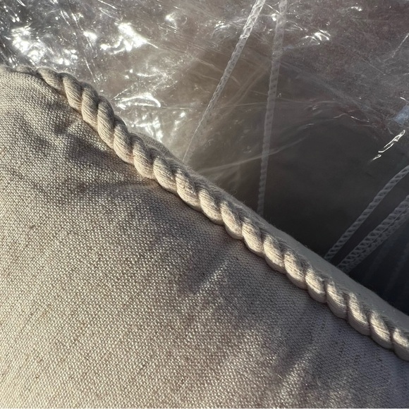 St. Nicholas Square NWT Throw Pillow (Kohlβs) Siz 12βx18β Color Ivory Beaded - Picture 6 of 7